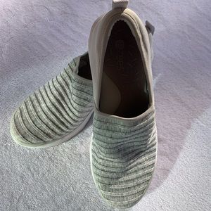 Bzees comfy shoes size 7. 1/2 Wide